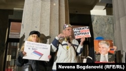 Građani drže transparenti ispred zgrade Ustavnog suda Srbije, 26. januar 2024.