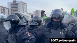 ОМОН разгоняет акцию протеста в Уфе
