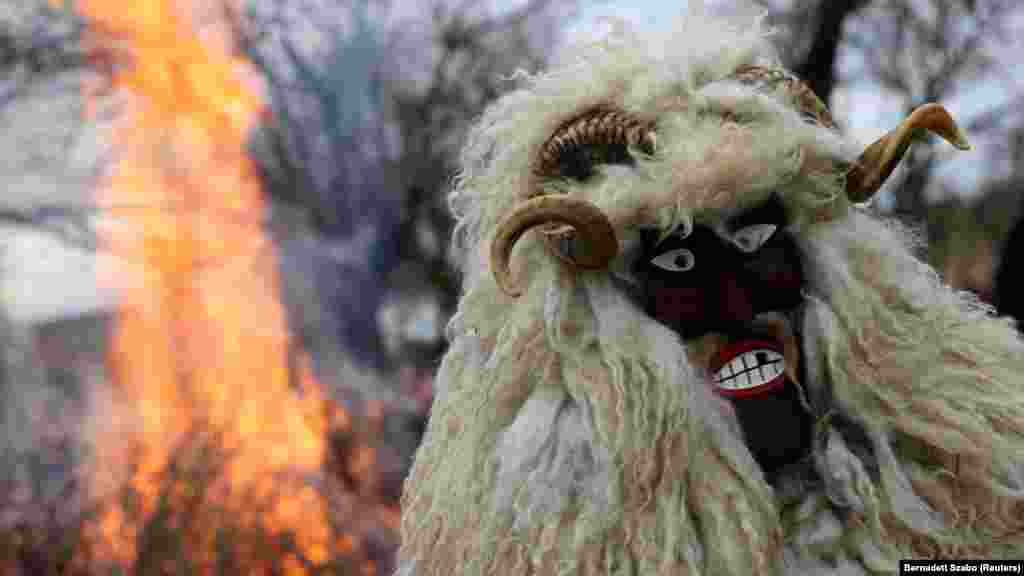 Slavljenik nosi masku tokom tradicionalnog karnevala Buso u Mohaču u Mađarskoj.