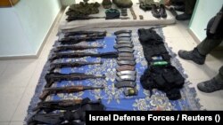 Oružje i oprema za koje izraelska vojska kaže da je pronašla u bolničkom kompleksu Al Shifa u Pojasu Gaze. Fotografiju su objavile Izraelske odbrambene snage 15. novembra.