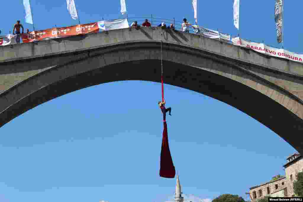 Before the competition, ballet dancer Petra Kozul -- hanging from the bridge on a silk rope -- performed a routine for the crowd below.&nbsp;