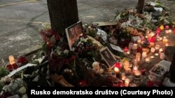 Flowers and candles for Kremlin opponent Aleksei Navalny were placed on the evening of February 21 in front of the Russian Embassy in Belgrade.