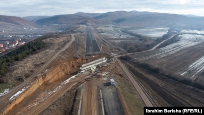 Në Ministrinë e Mjedisit, Planifikimit Hapësinor dhe Infrastrukturës, thanë se mbeten &ldquo;optimistë që autostrada deri në Bresalc të finalizohet gjatë këtij viti&rdquo;.