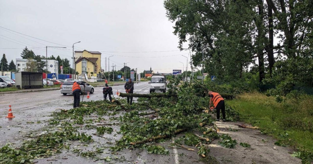 Негода в Україні: двоє загиблих та затяжні наслідки у 13 областях