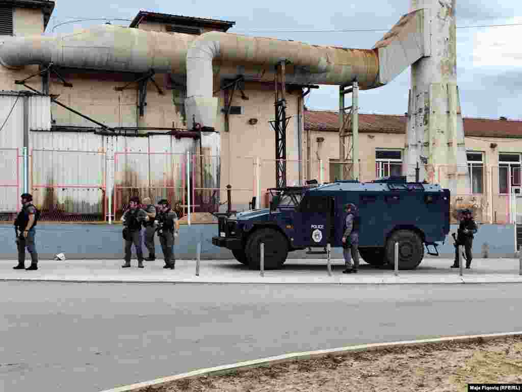 Pjesëtarë të Policisë së Kosovës qëndrojnë pranë një automjeti të blinduar në veri të Kosovës, ku autoritetet kosovare kanë mbyllur të premten pesë institucione paralele serbe në veri të vendit &ndash; pjesë e banuar me shumicë serbe.&nbsp;