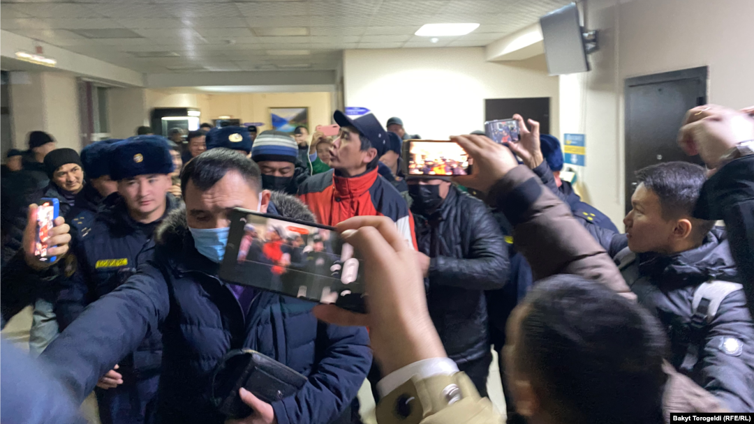 Журналист Сайпидин Султаналиевди милиция кызматкерлери сотко алып келе жаткан учур. 17-январь, 2022-жыл.