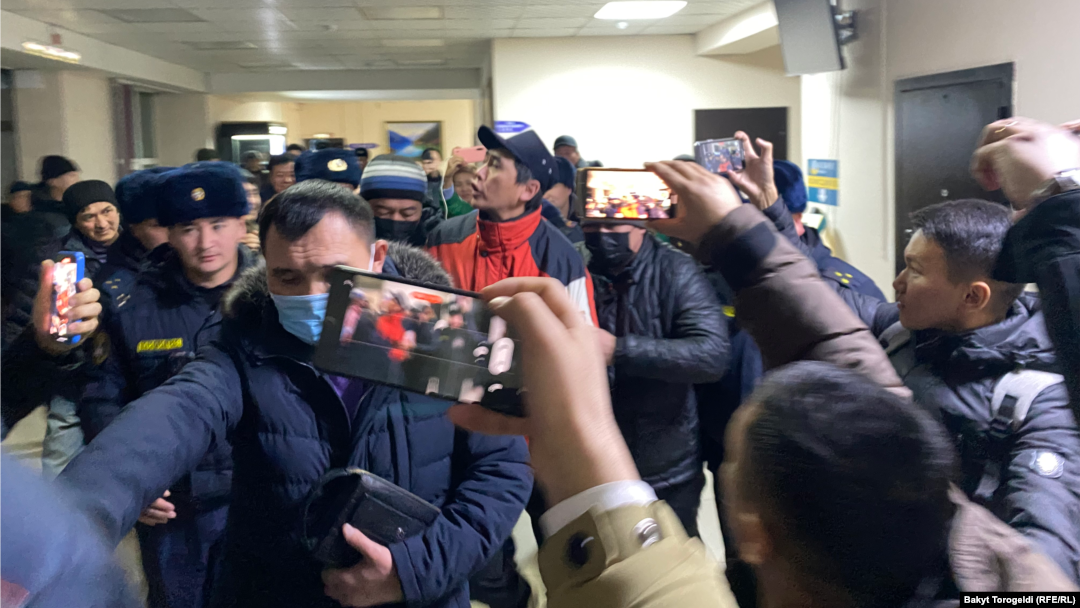 Журналист Сайпидин Султаналиевди милиция кызматкерлери сотко алып келүүдө. 17-январь.