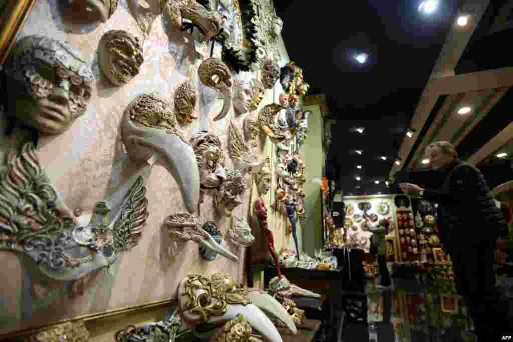 Ndër artikujt më të njohur këtë vit janë maskat e mëdha të kafshëve, frymëzuar nga veprat e piktorit austriak, Gustav Klimt dhe artistit çek, Alphonse Mucha.