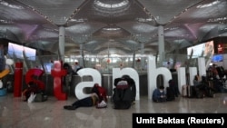 Десятки выходцев из Центральной Азии и россиян не пустили на самолёты в аэропортах Стамбула после того, как Turkish Airlines ввела ограничения для пассажиров, летящих в Мексику и другие страны Латинской Америки, куда стремятся желающие добраться до границы США мигранты