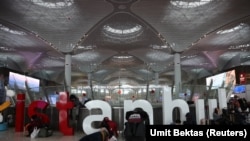 Десетици луѓе од Централна Азија и Русија се заглавени на аеродромот во Истанбул бидејќи им е забрането да се качат на авиони кои летаат за Мексико и други земји од Латинска Америка 