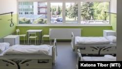 Az Ajkai Magyar Imre Kórház megújult infektológiai épületének egyik kórterme az átadás napján, 2023. június 30-án