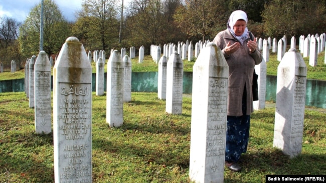 Nura Mustafić pored mezarja sinova ukopanih u Memorijalnom centru Potočari.