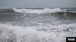 Чорне море під час шторму, ілюстраційне фото