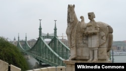 Szent István szobra a budapesti Szent Gellért téren.