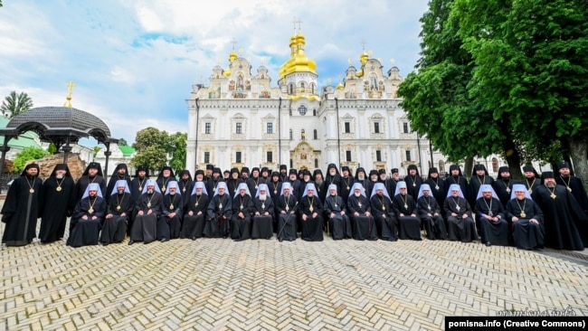 Учасники Архієрейського собору Православної церкви України, на якому проголосували за перехід ПЦУ на новоюліанський календар, за яким Різдво відзначатимуть 25 грудня. Київ, Києво-Печерська лавра, 24 травня 2023 року