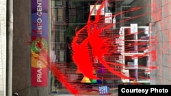 Act de vandalism la centrul de informații Pride de la Belgrad, înaintea marșului din 2023.