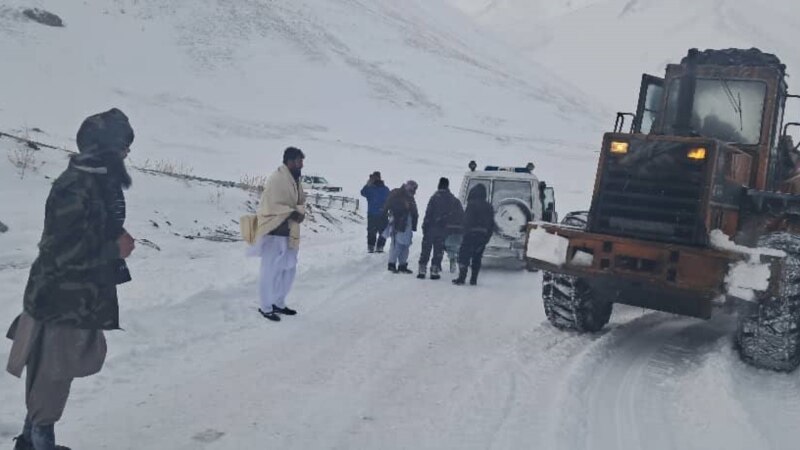 برف باری ها در چندین ولایت افغانستان؛ برخی از راه های مواصلاتی ولایات مسدود شده اند