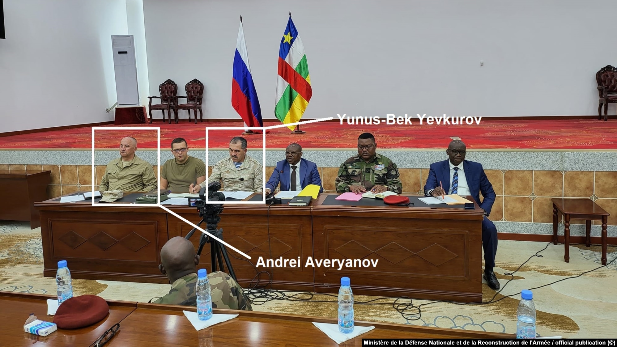 Une délégation russe lors d'une réunion avec des responsables du Ministère de la Défense de la RCA à Bangui le 1er septembre.