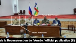 Delegația rusă la o întâlnire cu oficiali ai Ministerului Apărării din Republica Centrafricană la Bangui, pe 1 septembrie.