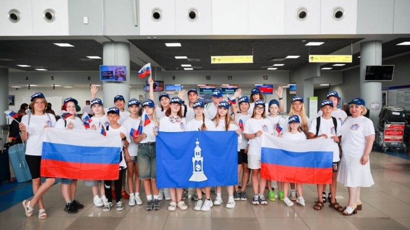 Почти 250 российских школьников отправили в детский лагерь 