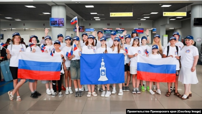 Nxënësit rusë të shkollës nga Primorsky Krai shkojnë në Korenë e Veriut për një udhëtim studimor. Qershor 2025