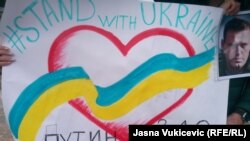 Jedan od transparenata na antiratnom skupu Rusa u Budvi, Crna Gora, na dvogodišnjicu početka ruske invazije na Ukrajinu, 24. februara 2024.