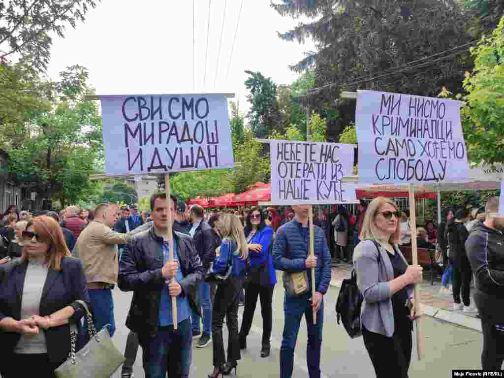 Disa protestues serbë në Zveçan duke ngritur pankarta. Në njërën prej tyre është shkruar: &ldquo;Nuk do të na dëboni nga shtëpitë tona&quot;.