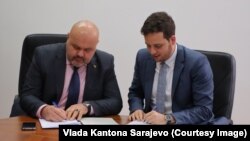Saudin Sivro, predsjednik sindikata, potpisuje sporazum o iznosu nastavničkih plaća s premijerom Kantona Sarajevo Nihadom Ukom u Sarajevu, 12. 2. 2024.