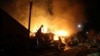 Пожежники працюють над гасінням пожежі після того, як засоби ППО збили нібито український безпілотник, у Курську, 4 квітня 2024 року