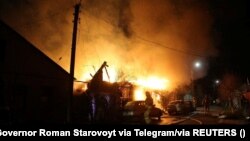 Пожежники працюють над гасінням пожежі після того, як засоби ППО збили нібито український безпілотник, у Курську, 4 квітня 2024 року