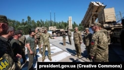 Президент Украины Владимир Зеленский инспектирует части ПВО, вооруженные новыми ракетными установками (фото 2023 года)  