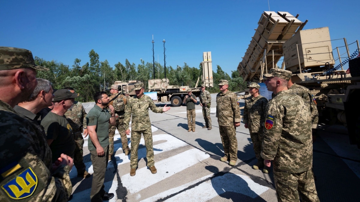 Президент України Володимир Зеленський (праворуч) у День Повітряних сил ЗСУ під час огляду сучасних зразків зброї та військової техніки, які перебувають на озброєнні українських захисників неба, 6 серпня 2023 року. Ліворуч на світлині американський ЗРК Patriot