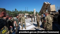 Президент Украины Владимир Зеленский (слева) в День Вооружённых сил во время осмотра современных образцов вооружения и военной техники. Слева на фото американский ЗРК Patriot. 6 августа 2023 года