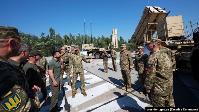 Президент України Володимир Зеленський (праворуч) у День Повітряних сил ЗСУ під час огляду сучасних зразків зброї та військової техніки, які перебувають на озброєнні українських захисників неба, 6 серпня 2023 року. Ліворуч на світлині американський ЗРК Patriot