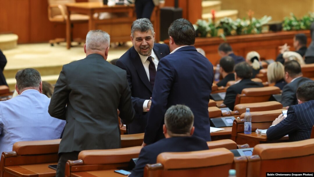 Premierul Marcel Ciolacu, omul care poate influența și deciziile Guvernului și ale Parlamentului, a fost prezent miercuri la ședința parlamentară în care s-a votat noua lege a pensiilor de serviciu. 