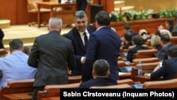 Premierul Marcel Ciolacu, omul care poate influența și deciziile Guvernului și ale Parlamentului, a fost prezent miercuri la ședința parlamentară în care s-a votat noua lege a pensiilor de serviciu. 