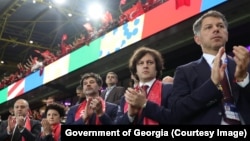 ფოტოზე მარჯვნიდან: ფეხბურთის ფედერაციის პრეზიდენტი ლევან კობიაშვილი, პრემიერი ირაკლი კობახიძე, თბილისის მერი კახა კალაძე, კულტურის მინისტრი თეა წულუკიანი, თავდაცვის მინისტრი ირაკლი ჩიქოვანი საქართველო-თურქეთის მატჩს ესწრებიან. 18 ივნისი, 2024 წელი
