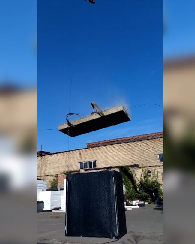 Un ucrainean a creat un adăpost mobil. L-a testat aruncând pe el o greutate de o tonă