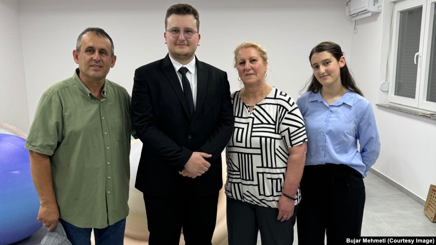Bujar Mehmeti duke pozuar me prindërit dhe motrën e tij, në qershor të këtij viti.