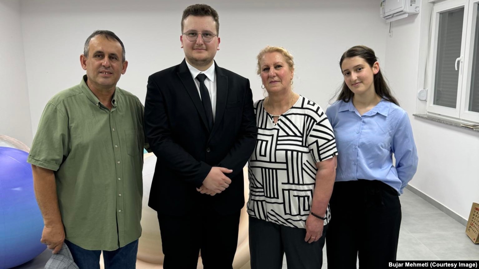 Bujar Mehmeti duke pozuar me prindërit dhe motrën e tij, në qershor të këtij viti.