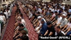 Тәжікстандағы мешітте айт намазын оқып отырған жамағат (көрнекі сурет)