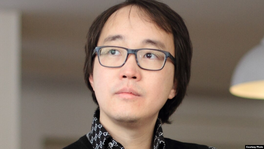 Жыныстық қатынастан кейін босану басталды. Бөксесін ит стиліндегі позициядағы жалаңаш әйелдер