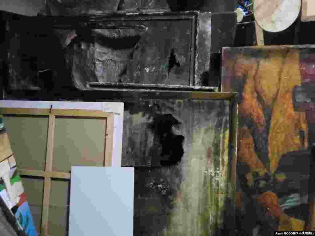 მათ შორის არის ვარვარა ბუბნოვას, ბორის პეტროვის, ვლადიმირ კონტარევის, ვიტალი ლაკრბას, ვაალერი გამგიას, ვიტალი ჯენიას, ამირან ადლეიბას, ოლგა ბრენდელის და სხვების ნახატები.