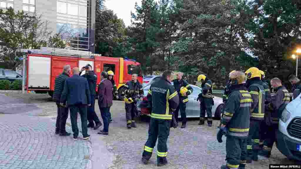 Timovi za pomoć u blizini mesta sudara dva voza u Beogradu