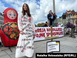 «Міжнародний ярмарок геноциду» — мистецький перформенс, ціль якого продемонструвати подвійні стандарти Європи. Варшава, Польща, 6 квітня 2024 року