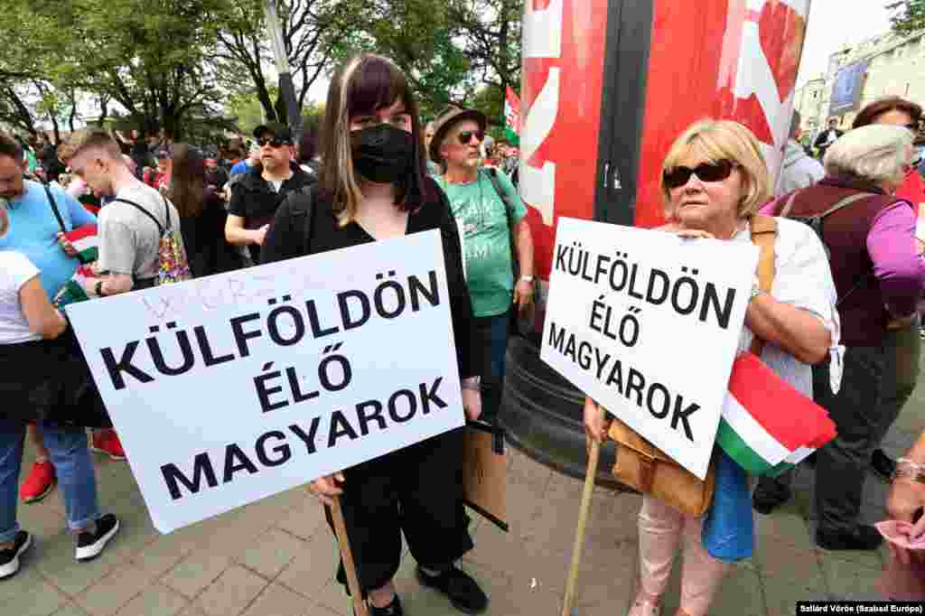 Külföldön élő magyarok is érkeztek a demonstrációra, az esemény közösségi oldalán számos posztban jelezték érdeklődésüket, érkezésüket külföldön élő vagy ott dolgozó magyarok