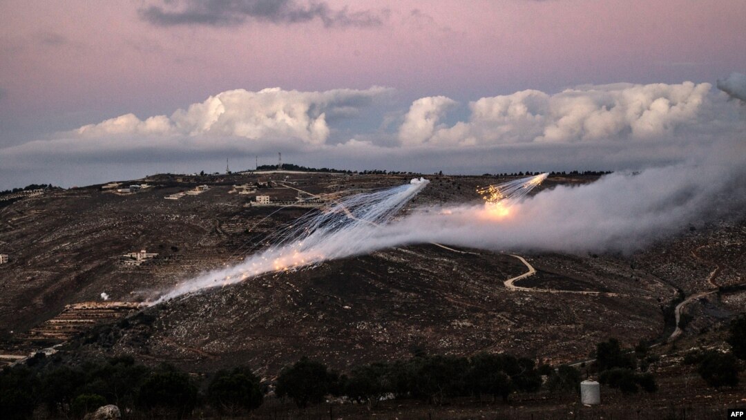 Focuri de artilerie trase de armata israeliană lovesc dealurile de lângă periferia orașului de frontieră Odaisseh, în sudul Libanului, pe 17 noiembrie 2023.