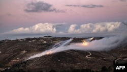 Një predhë e artilerisë e lëshuar nga Izraeli godet një cak afër qytetit kufitar Odeiseh, në jug të Libanit. 17 nëntor 2023. 