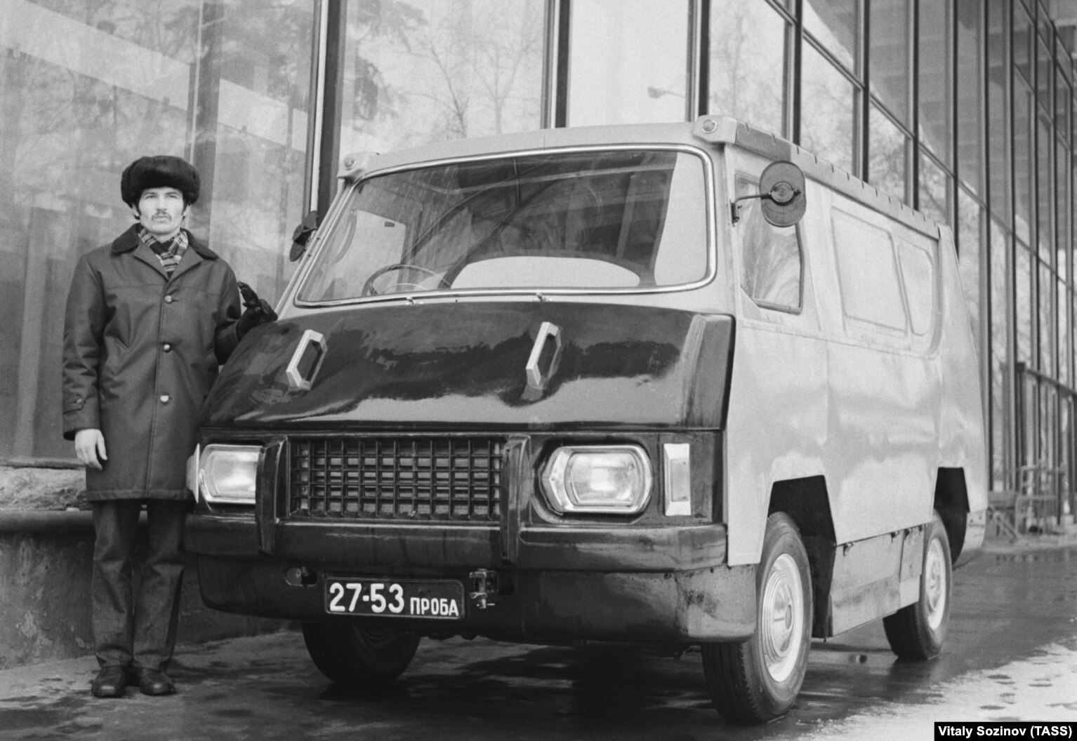 NIIAT-A923, një prototip furgoni elektrik i prodhimit sovjetik i fotografuar më 1974. Dizajni përfundoi me peshë të madhe dhe me të meta teknike që ishin të vështira për t'u kapërcyer me teknologjinë e baterive të asaj kohe. ​