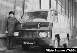 The NIIAT-A923, a Soviet-made electric delivery van prototype photographed in 1974. The design ended up being vastly overweight and riddled with technical flaws that were hard to overcome with the battery technology of the time.